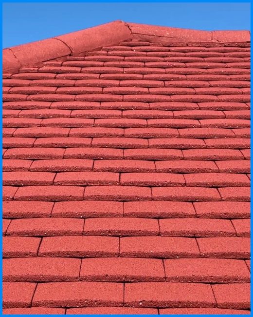 Roof tiles freshly after restoration: Smooth, sealed coating with a clean, even finish